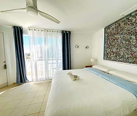 Villa with Pool and Shared Bathroom