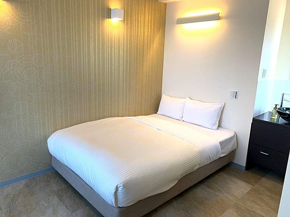 MrKINJO Miki24 in front of Makishi Station