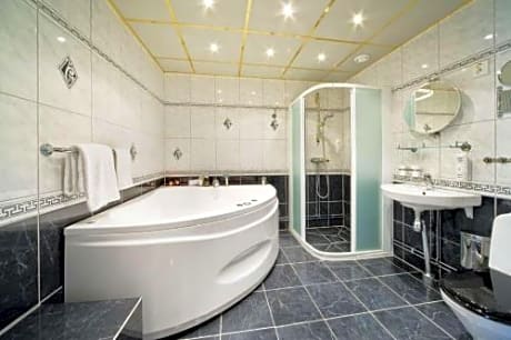 Deluxe Double Room with King Bed and Jet Tub - Non-Smoking