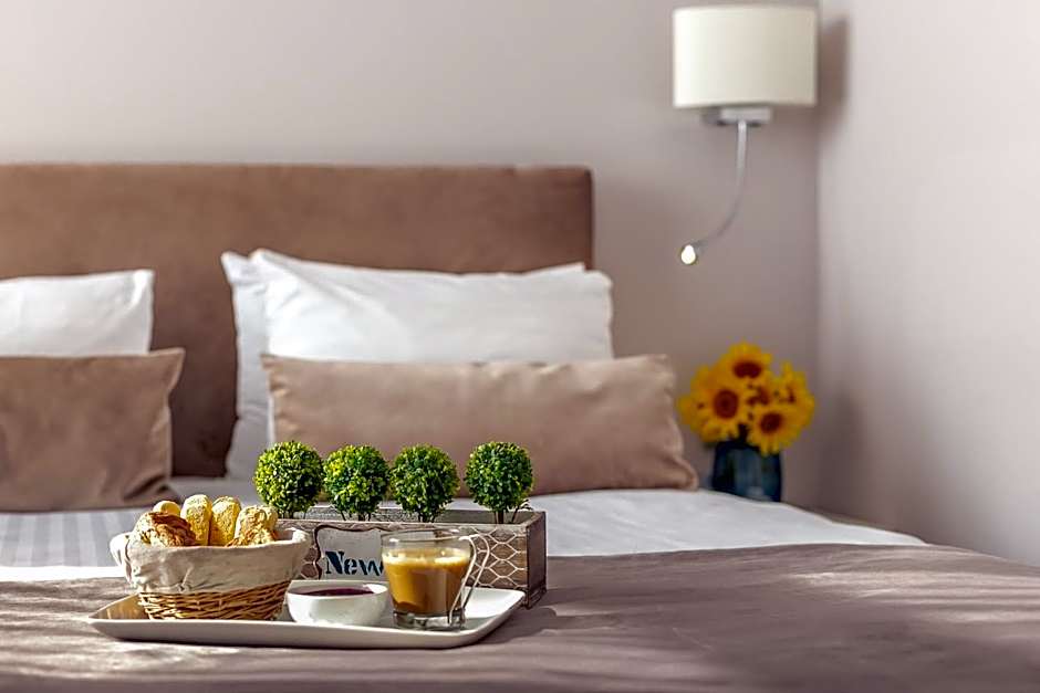 New Era Hotel Old Town - Covered paid parking within 10 minutes walk