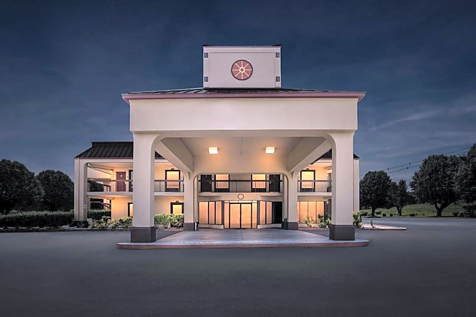 Red Roof Inn & Suites Clinton, TN