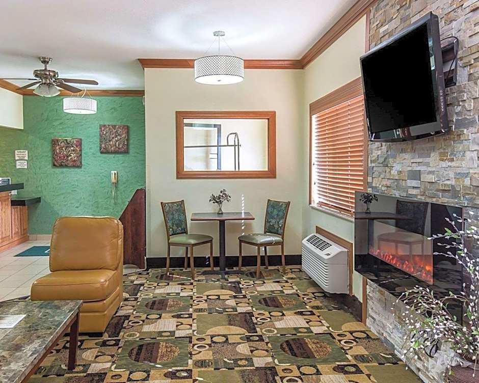 Quality Inn at Collins Road - Cedar Rapids