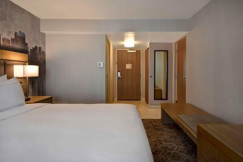 DoubleTree by Hilton St. Louis-Airport
