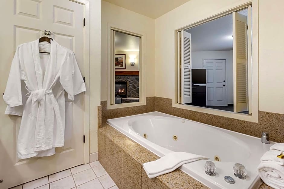 Best Western Plus Edmonds Harbor Inn