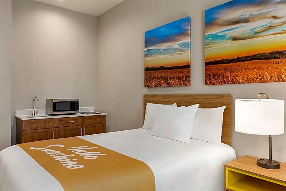 Days Inn & Suites by Wyndham Greater Tomball