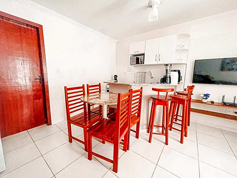 Flat's com 1 suíte no pavimento superior com internet privativa 300MBPS localizado no Residencial Mont Hebron, condomínio a aproximadamente 250m da praia de Taperapuã, com piscinas, sauna e portaria 24hrs