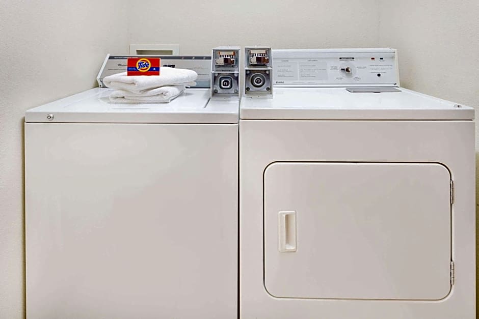 Super 8 by Wyndham Cloverdale IN