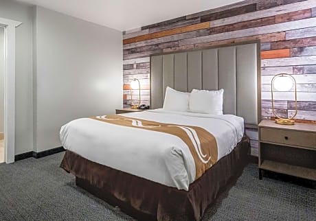 Queen Room - Accessible/Non-Smoking