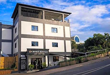 Crown Royale Hotel & Lounge