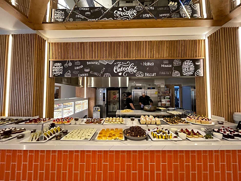 LAUR HOTELS Experience & Elegance