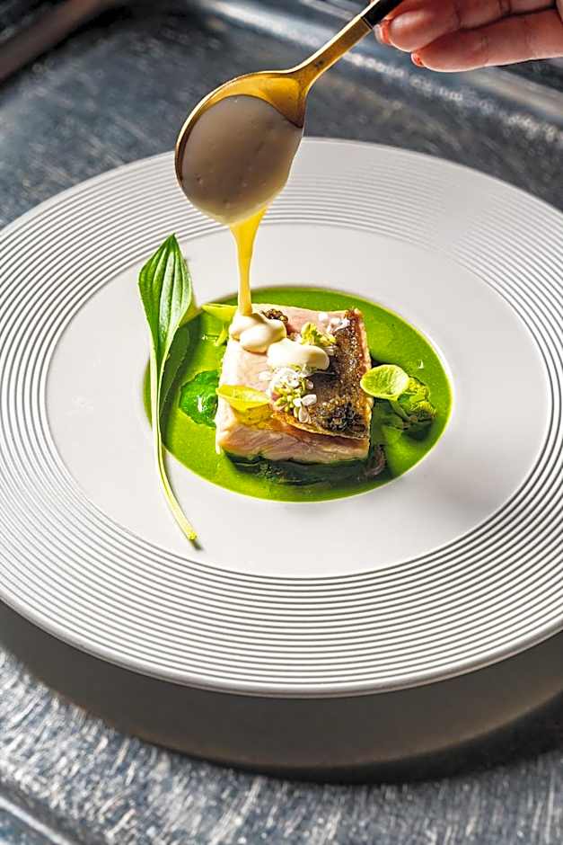 Demeures & Chateaux Auberge de la Tour - Hotel & Restaurants - Marcoles Auvergne