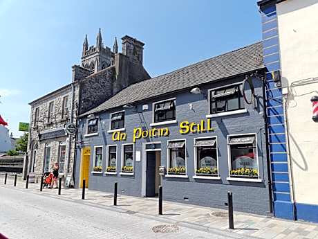 Ridge-Rock Accommodation