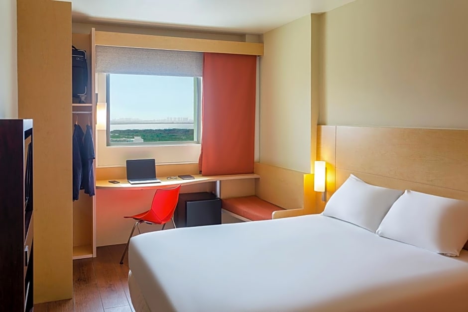 Ibis Cancun Centro Hotel