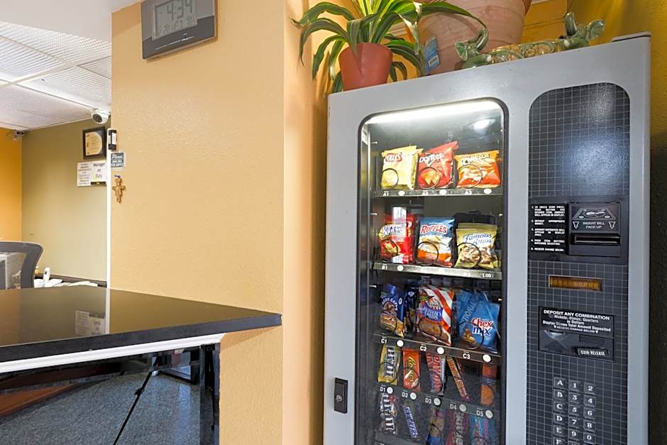 Super 8 by Wyndham Indianapolis-Southport Rd