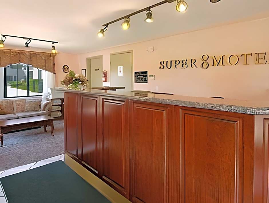Super 8 by Wyndham Guelph
