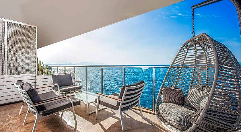 Charisma De Luxe Hotel