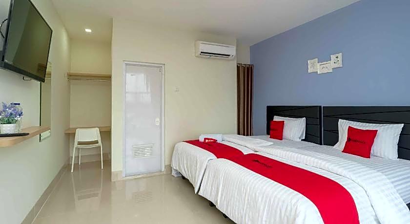 RedDoorz Plus near Eka Hospital BSD 5