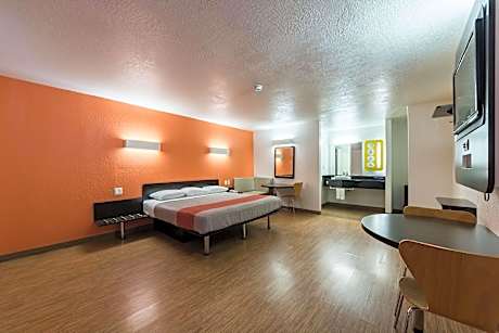 1 King Bed | Non-Smoking