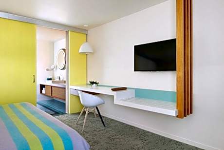 Deluxe King Accessible Room