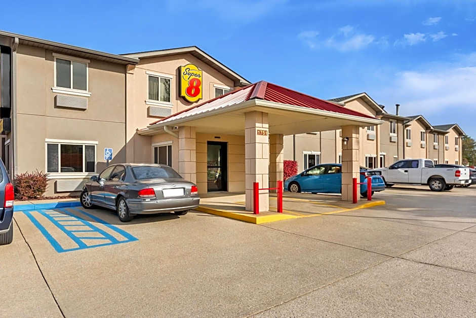 Super 8 by Wyndham Bloomington University Area