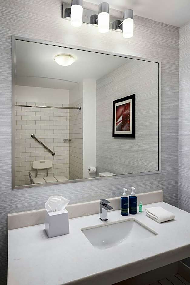 Four Points By Sheraton Victoria Gateway