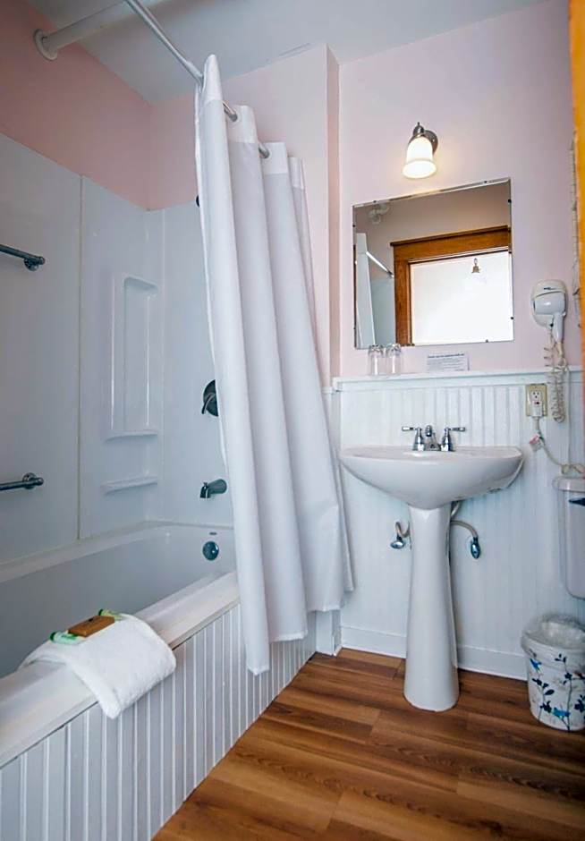 Terrace Inn and 1911 Restaurant