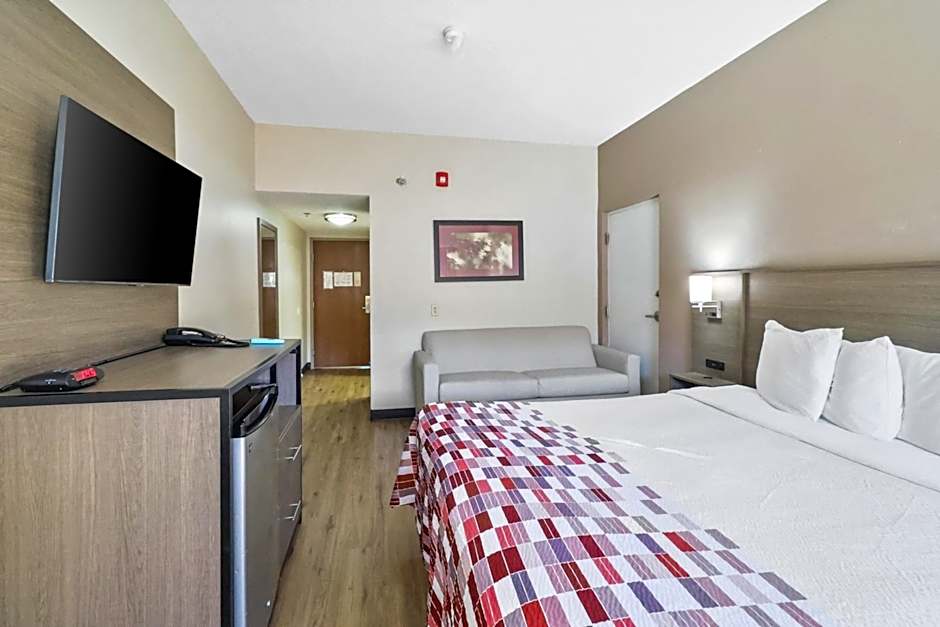 Red Roof Inn & Suites Fayetteville-Fort Bragg