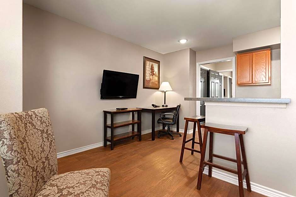 Eagle's Den Suites Cotulla a Travelodge by Wyndham