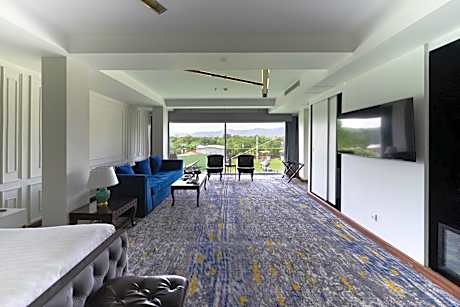 Business Suite with Lounge Access