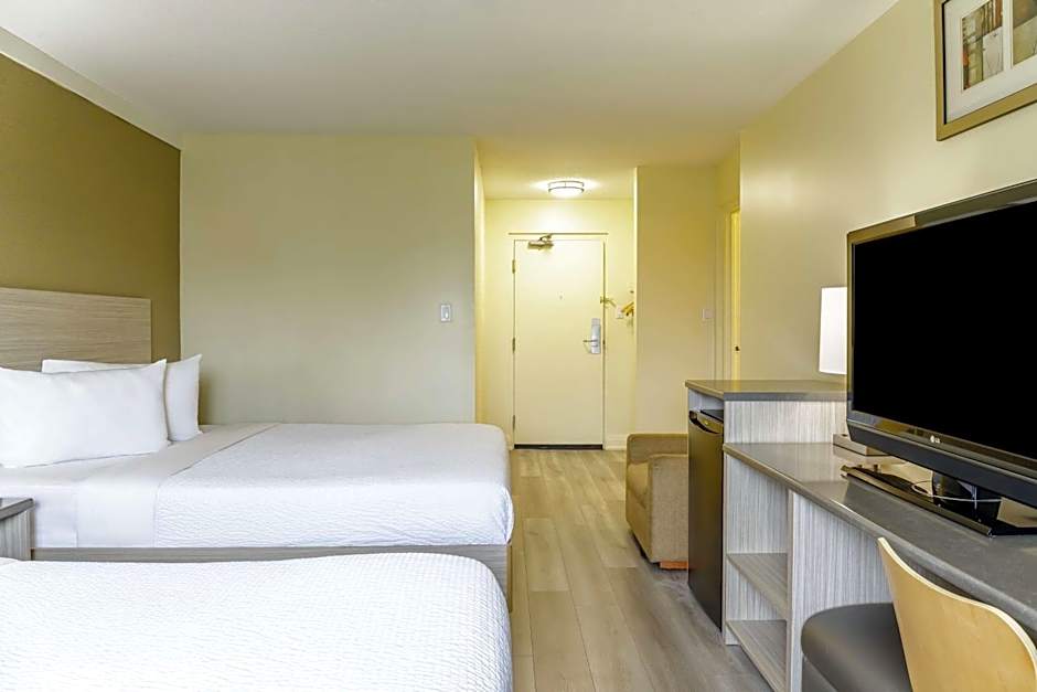 Motel 6 Niagara Falls, ON Near the Falls