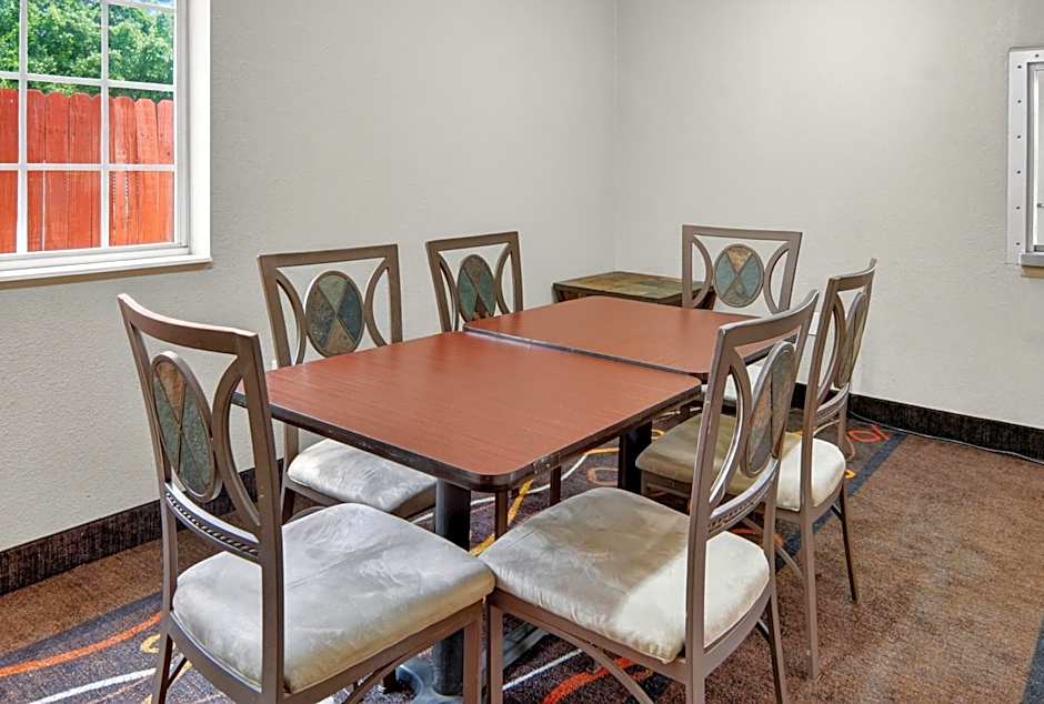 HomeTown Inn & Suites