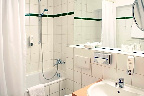 1 Double Bed, Comfort Room, Air Condition, Work Desk, Free W-Lan, Coffee And Tea