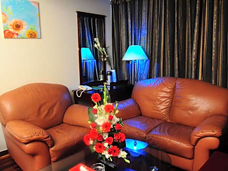 1 King 1 Bedroom Suite with Sofabed Non-Smoking