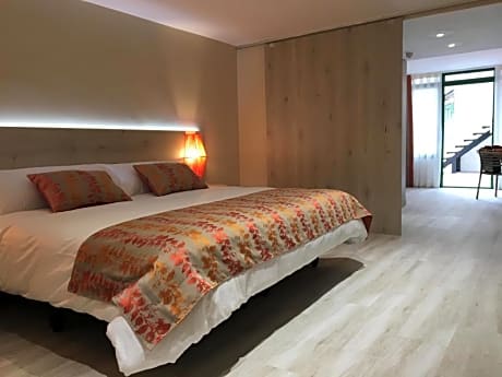 FAMILY 4/6 (3 ADULTS)