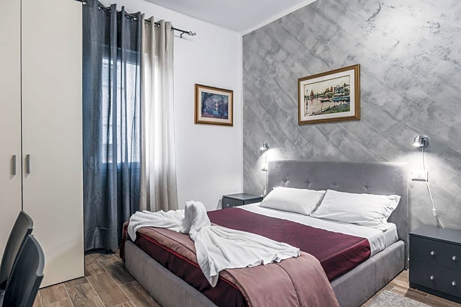 Bulldog Station Apartments with private WC, AC, TV