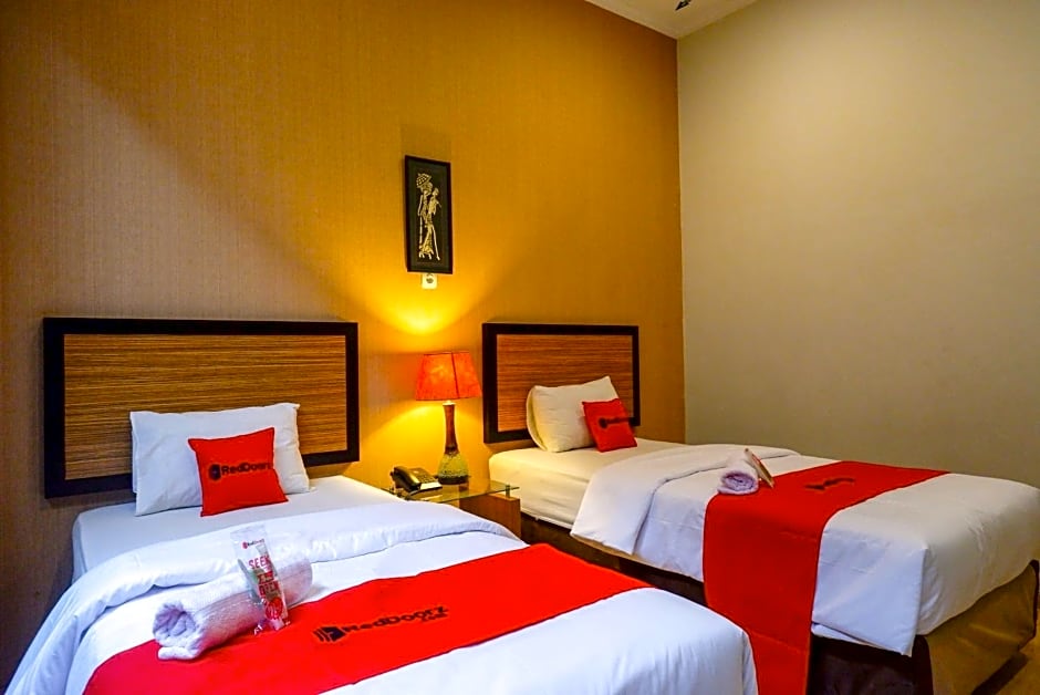 RedDoorz Plus near Amplaz Yogyakarta