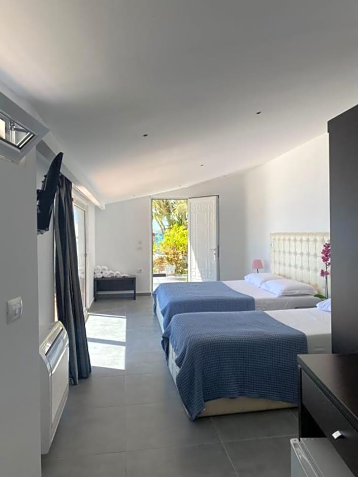 Photo 1 of 8 of Triple Room with Sea View