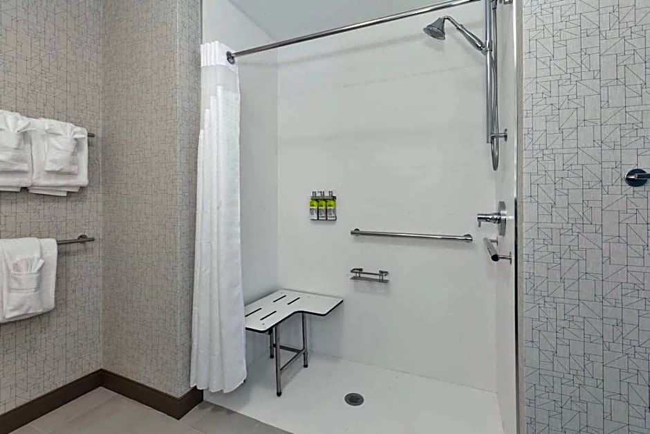 Holiday Inn Express & Suites - Grand Rapids Airport - South by IHG