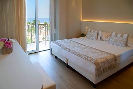 Deluxe Room with Front Sea View