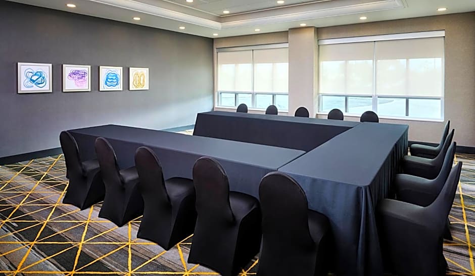 Holiday Inn & Suites Oakville at Bronte By IHG