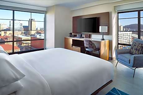 Executive King Room with Sofa Bed - Club Level