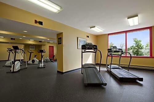 Travelodge Hotel by Wyndham Montreal Airport