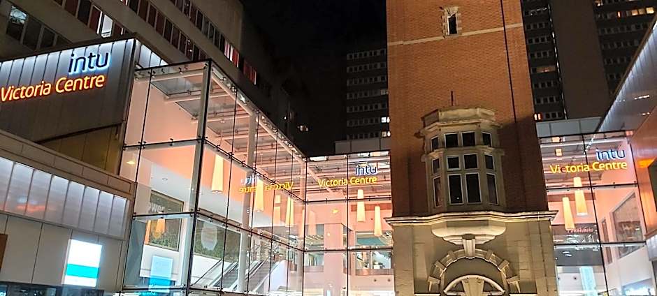 Victoria Centre Apartments in the Victoria Centre Shopping Centre - Nottingham City Centre - 24 hour access - Most Central Location, Kitchen and minutes to Xmas Market Opposite Hilton by Restaurants & Shops - Outdoor Parking Cars or Vans five pounds a day