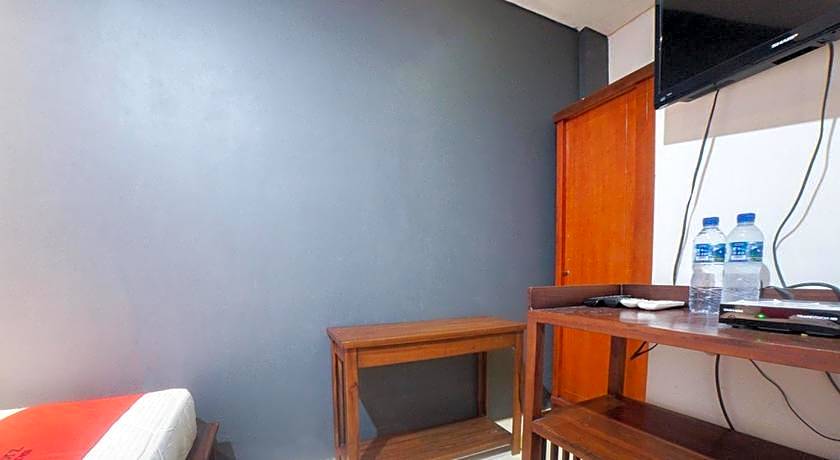 RedDoorz Plus near Green Pramuka Square Mall