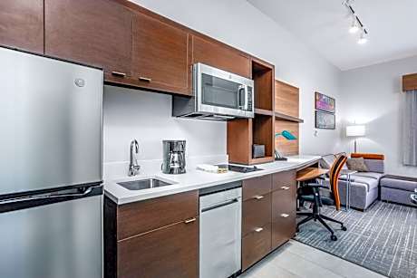 King Studio with Sofa Bed and Adapted Tub - Mobility Accessible