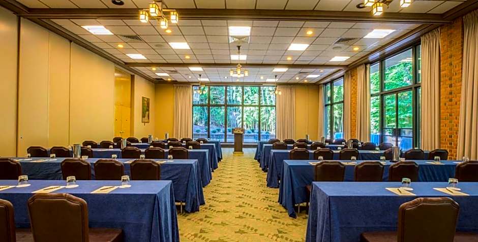Williamsburg Woodlands Hotel & Suites, an official Colonial Williamsburg Hotel