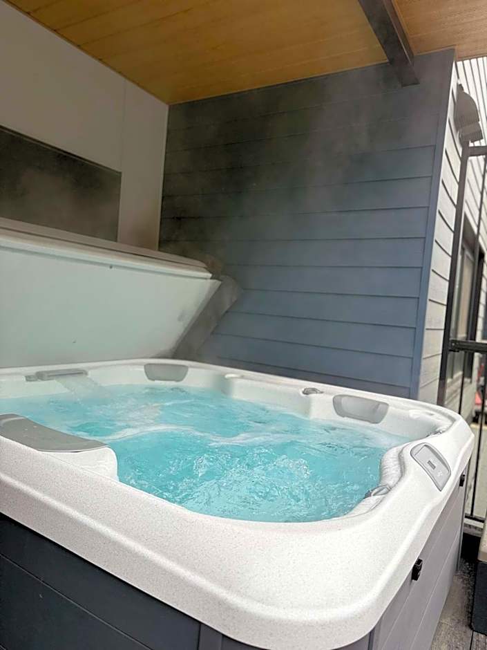 Snow & Swing Getaway - Three Bedrooms with Hot Tub (Stay Revy)