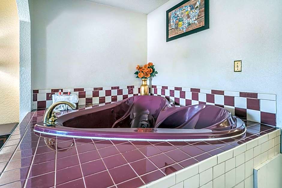 Econo Lodge  Inn & Suites Macon West