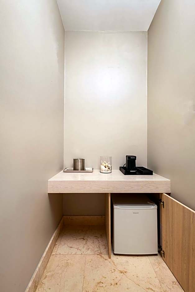 Alaia Belize, Autograph Collection