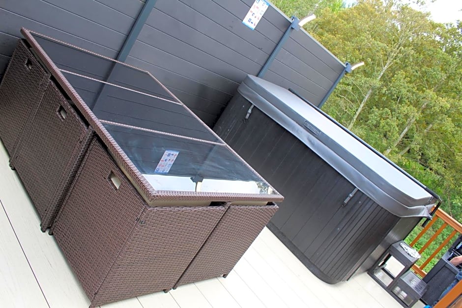 Moonlight Ridge -2 bedroom lodge with hot tub